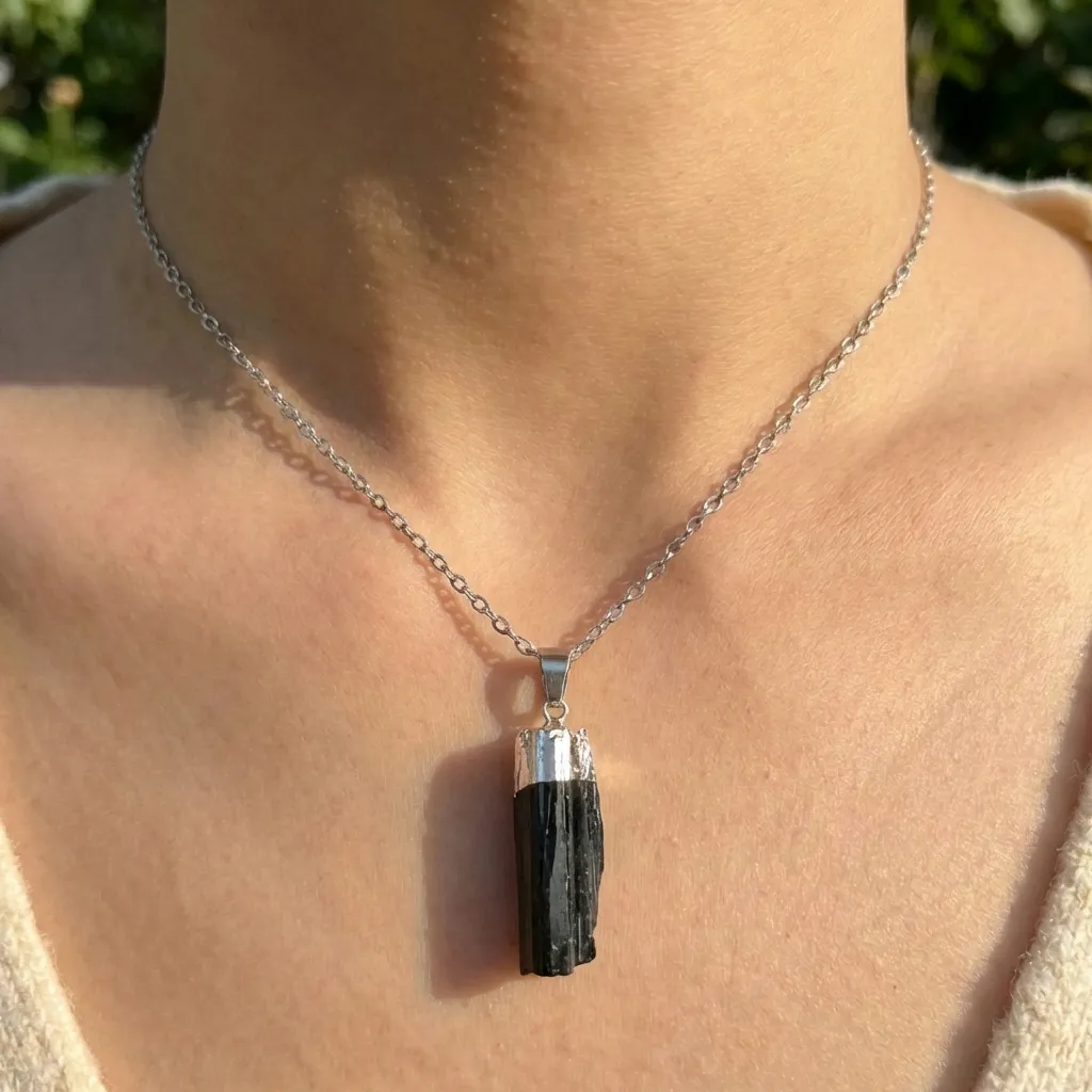 Dije mediano Turmalina con baño plateado (+ cadena)