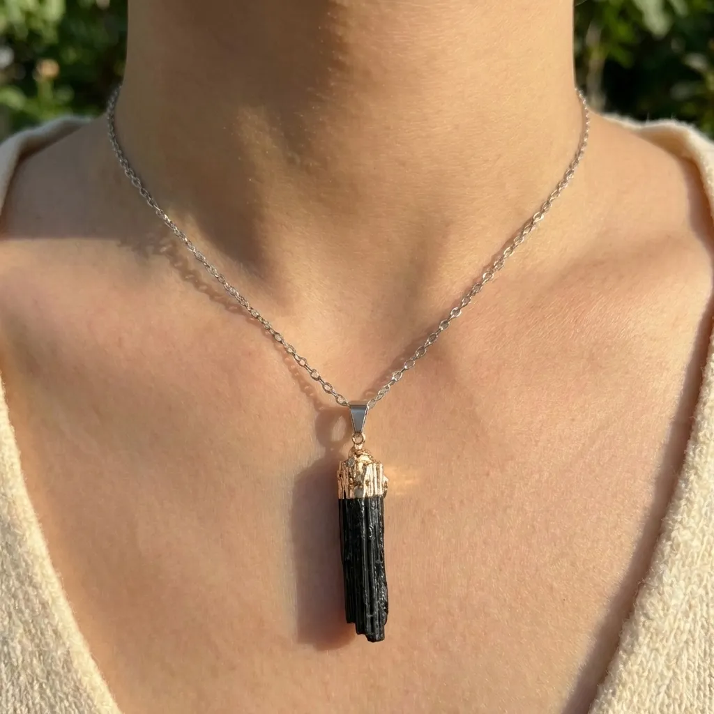 Dije Pequeño Turmalina con baño dorado (+ cadena)